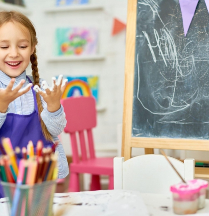 cute-girl-playing-with-paint-in-art-class-85QTUD9-e1589448274786-min