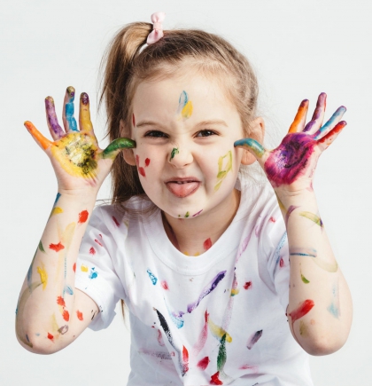 little-girl-covered-in-paint-making-funny-faces-P7MR25N-e1589450524799-min